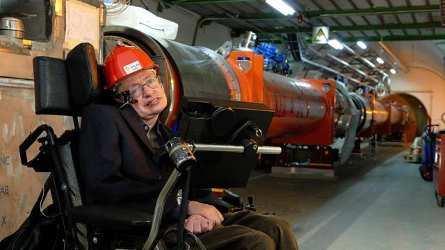 Hawking im Tunnel des Large Hadron Colliders (LHC) am CERN.