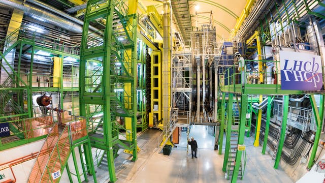 In einer unterirdischen Kaverne am Teilchenlabor CERN befindet sich das LHCb-Experiment, ein etwa 10 Meter hoher und 20 Meter langer Detektorkomplex.