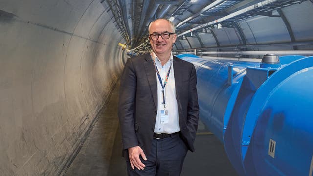 Der Teilchenphysiker Mark Thomson steht im Tunnel des LHC