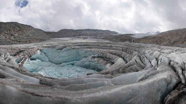 Einer der großen Gletscherkessel, die sich in den letzten Jahren im unteren Bereich des Lares-Gletschers in der Adamello-Presanella-Gruppe gebildet haben.