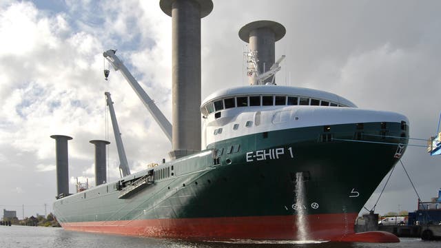 Das deutsche Frachtschiff E-Ship 1 im Emder Hafen