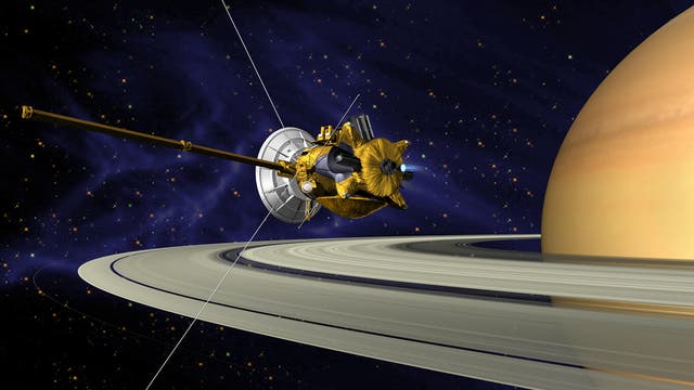 Die Raumsonde Cassini über den Ringen