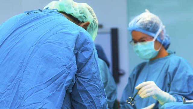 Ein chirurgisches Team operiert einen Patienten