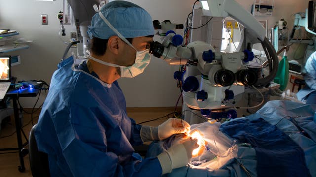 Der Mediziner Jason Comander vom Mass Eye and Ear in Boston während einer Augen-OP 