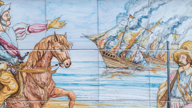 Ein Kachelgemälde zeigt, wie Hernán Cortés seine Flotte bei der Ankunft in Mexiko versenkt.