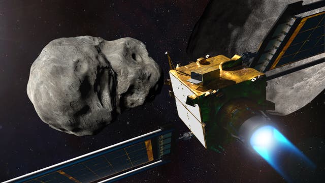 Die künsterlische Illustration zeigt die DART-Sonde kurz vor ihrem Aufschlag auf den Asteroiden Dimorophos.