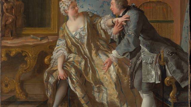 Ein eleganter Raum mit aufwändiger Dekoration. Eine Frau in einem goldenen Kleid sitzt auf einem Stuhl und schaut einen Mann in grauem Gewand an, der sich zu ihr hinüberbeugt und gestikuliert. Im Hintergrund steht eine verzierte Uhr auf einem Kaminsims. Links ist ein großer Spiegel und eine Skulptur zu sehen. Die Szene vermittelt eine angeregte Unterhaltung in einem luxuriösen Ambiente des Rokoko.