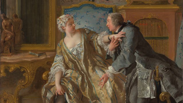 Ein eleganter Raum mit aufwändiger Dekoration. Eine Frau in einem goldenen Kleid sitzt auf einem Stuhl und schaut einen Mann in grauem Gewand an, der sich zu ihr hinüberbeugt und gestikuliert. Im Hintergrund steht eine verzierte Uhr auf einem Kaminsims. Links ist ein großer Spiegel und eine Skulptur zu sehen. Die Szene vermittelt eine angeregte Unterhaltung in einem luxuriösen Ambiente des Rokoko.