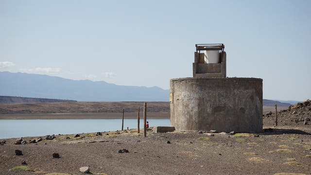 Ein runder Betonbau steht am Ufer des Sees. Es war mal eine Süßwasser-Pumpstation.