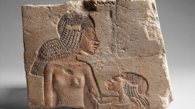 Frau und Mädchen in einem Amarnarelief.