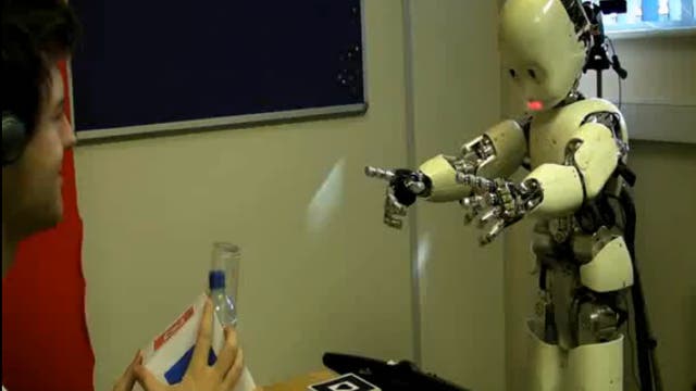 Roboter DeeChee lernt sprechen
