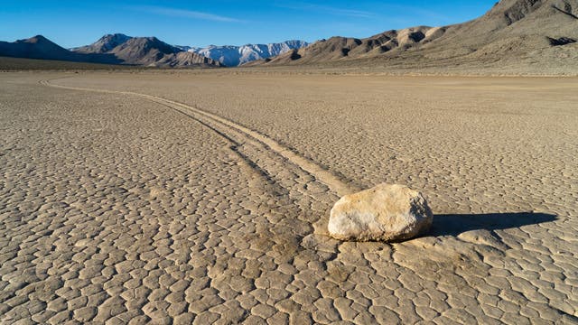 Wandernde Steine im Death Valley