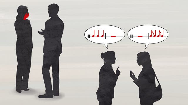 Zwei Paare von Personen stehen sich gegenüber. Das linke Paar zeigt eine Person mit rotem Ohr, die andere spricht gestikulierend. Das rechte Paar hat Sprechblasen mit Musiknoten. Die Szene deutet auf unterschiedliche Kommunikationsweisen hin. Der Hintergrund ist neutral gehalten.