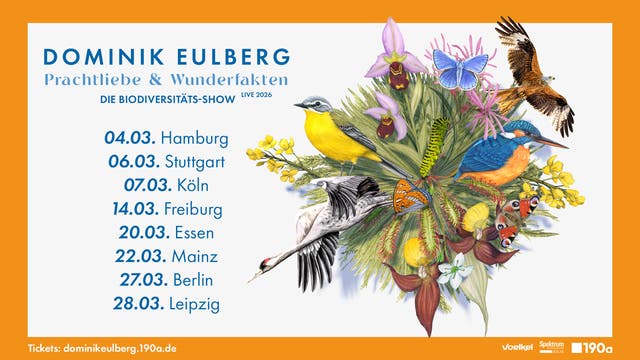 Eine bunte Illustration mit verschiedenen Vögeln, Schmetterlingen und Blumen, die die Vielfalt der Natur darstellt. Links steht der Text: "Dominik Eulberg, Prachtliebe & Wunderfakten, Die Biodiversitäts-Show Live 2026" mit Tourdaten und Städten: 04.03. Hamburg, 06.03. Stuttgart, 07.03. Köln, 14.03. Freiburg, 20.03. Essen, 22.03. Mainz, 27.03. Berlin, 28.03. Leipzig. Unten ist die URL für Tickets: dominikeulberg.190a.de.