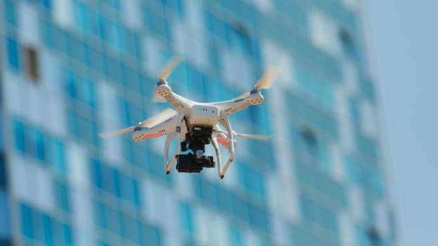 Drohne vor Gebäude 