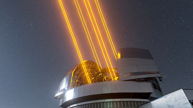 Künstlerische Darstellung des Extremely Large Telescope mit acht Laserstrahlen zur Projektion künstlicher Sterne