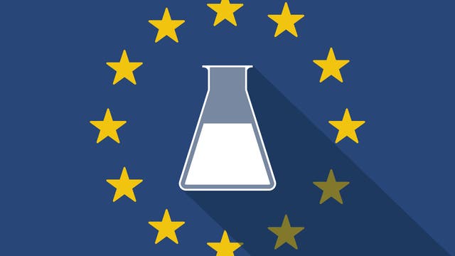 Reagenzglas vor EU-Flagge 