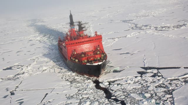 Russischer Eisbrecher durchkreuzt die Arktis