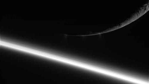 Enceladus über Saturn