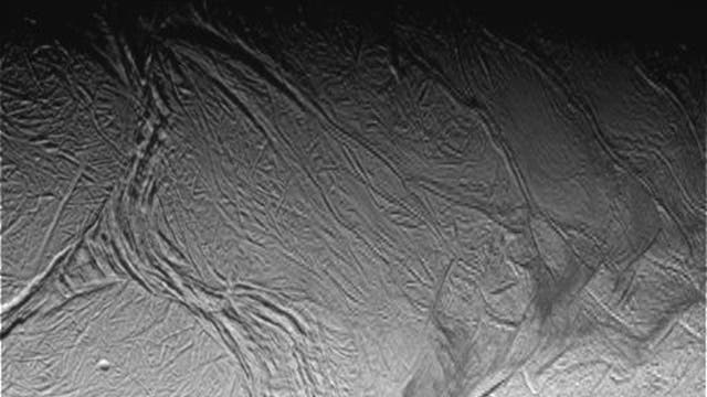 Die Eisoberfläche des Saturnmonds Enceladus