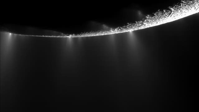 Die Eisfontänen von Enceladus entlang eines Viertel Planetenumfang