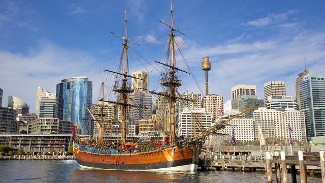 Ein Nachbau der Endeavour im Hafen von Sydney