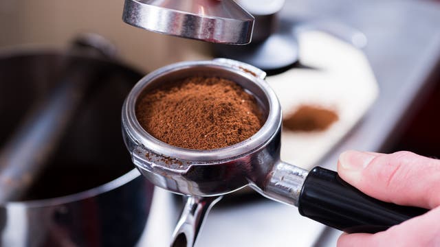 Kaffeemehl im Sieb einer Espressomaschine