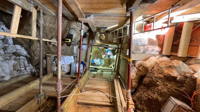 In acht Meter Tiefe arbeiteten die Archäologen in der thüringischen Ilsenhöhle, um Schichten aus der Altsteinzeit frei zu legen. Dazu war es nötig, die Schachtwände ausreichend zu sichern.