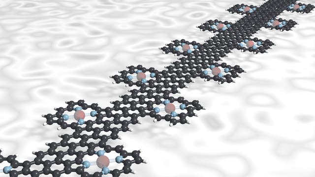 Darstellung einer 2D-Struktur, die eine lange, kettenartige Anordnung von Molekülen zeigt. Die Struktur besteht aus schwarzen, blauen und roten Kugeln, die Atome repräsentieren, und bildet ein regelmäßiges Muster auf einer welligen, weißen Oberfläche. Die Anordnung der Moleküle deutet auf eine komplexe, geordnete Struktur hin, die für wissenschaftliche Studien relevant ist.