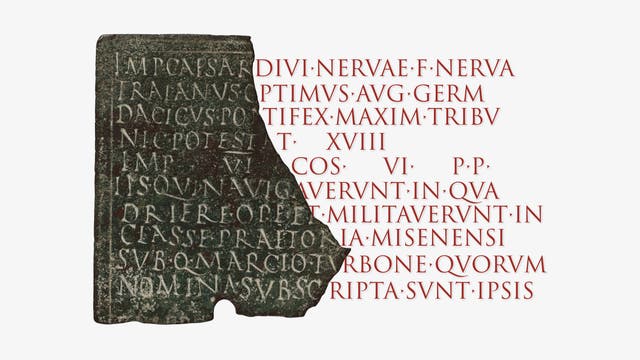 Eine antike römische Inschrift auf einem Metallfragment, das lateinische Buchstaben zeigt. Die Inschrift ist teilweise erhalten und enthält historische Informationen. Rechts neben dem Fragment ist die Inschrift in roter Farbe ergänzt.