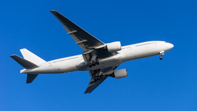 Boeing 777 im Flug, ohne Markierungen