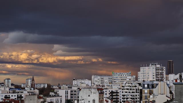 Banlieue vor Paris mit gewittrigem Himmel im Hintergrund