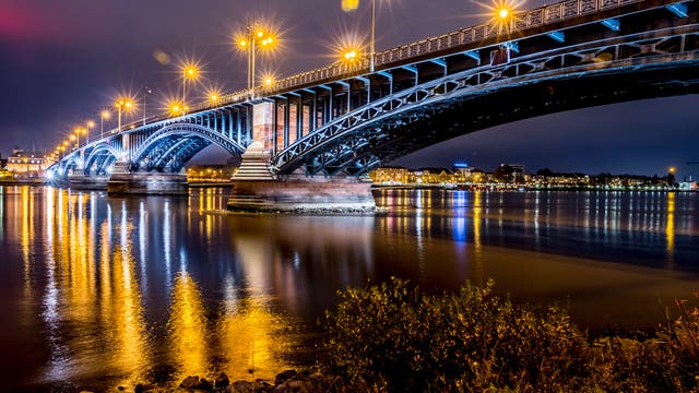 Beleuchtete Brücke bei Nacht
