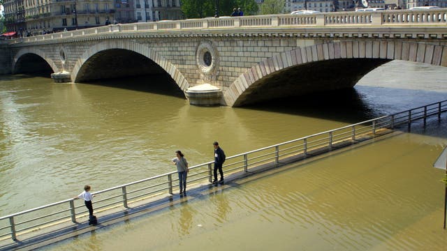 Ufer der Seine mit überschwemmter Promenade