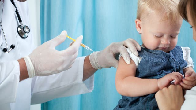 Kleinkind bei der Impfung