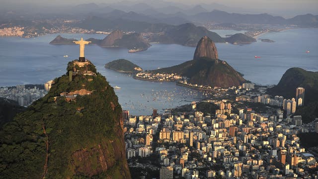 Klischee-Luftbild von Rio: Jesus, Zuckerhut, Guanabara Bay. Zum Glück sieht man wenigstens keine Sambatänzerin