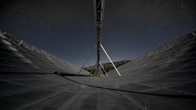Das Radioteleskop CHIME hat in seinem ersten Betriebsjahr 535 schnelle Radioblitze entdeckt.