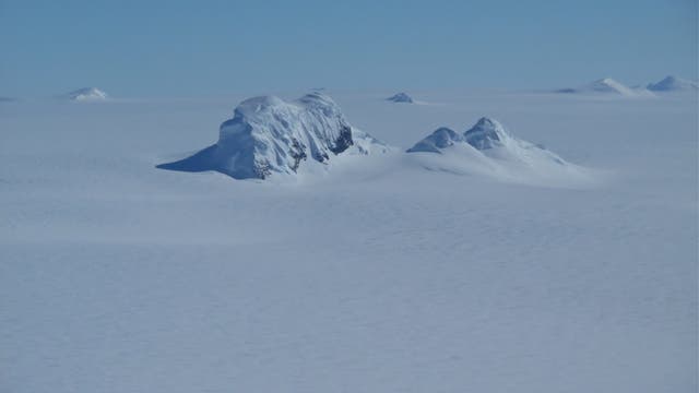 Bergspitzen ragen durch die antarktische Eiskappe.