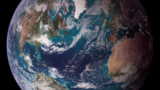 Satellitenbild der Erde, das den Atlantik in tiefem Blau zwischen den Kontinenten Nord- und Südamerika sowie Afrika und Europa zeigt