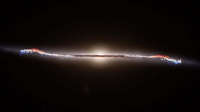Eine wissenschaftliche Abbildung zeigt die Seitenansicht einer Galaxie im Weltraum. Die Galaxie erscheint als dünner, leuchtender Streifen mit einem hellen Zentrum, das von einem diffusen Licht umgeben ist. Auf beiden Seiten des Streifens sind farbige Punkte in Blau und Rot zu sehen, die möglicherweise Sterne oder andere astronomische Objekte darstellen. Der Hintergrund ist schwarz, was den Kontrast zur Galaxie verstärkt. Diese Darstellung könnte zur Untersuchung der Struktur und Verteilung von Sternen in der Galaxie dienen. Schlüsselwörter: Galaxie, Weltraum, Sterne, Astronomie.