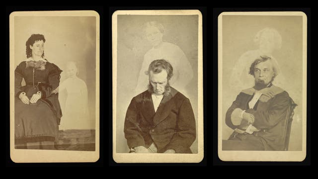 Drei historische Fotografien zeigen jeweils eine Person im Vordergrund mit einem geisterhaften, transparenten Bild einer weiteren Person im Hintergrund. Links sitzt eine Frau in einem dunklen Kleid, während im Hintergrund eine durchscheinende Gestalt steht. In der Mitte sitzt ein Mann mit gesenktem Kopf, hinter ihm erscheint eine geisterhafte Figur. Rechts sitzt ein Mann mit verschränkten Armen, ebenfalls mit einer transparenten Gestalt im Hintergrund. Die Bilder vermitteln eine mystische, spiritistische Atmosphäre.