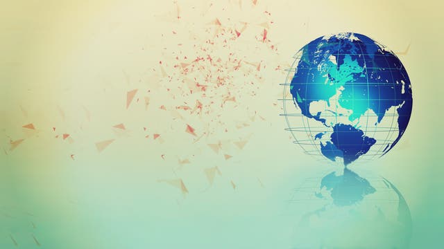 Eine stilisierte Weltkarte in Form eines Globus, der auf der rechten Seite des Bildes dargestellt ist. Der Globus zeigt die Kontinente in Blau mit einem Gittermuster, das die Längengrade und Breitengrade darstellt. Links im Bild sind geometrische, dreieckige Fragmente in Rot- und Orangetönen zu sehen, die sich vom Globus wegbewegen. Der Hintergrund ist in sanften Gelb- und Grüntönen gehalten, was dem Bild eine moderne und dynamische Atmosphäre verleiht.