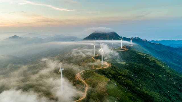 Windräder stehen auf einem Bergrücken