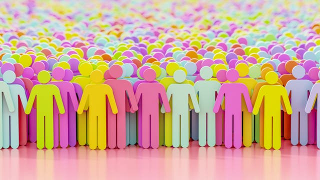 Eine Illustration einer großen Menschenmenge, bestehend aus stilisierten Figuren in verschiedenen Farben wie Pink, Gelb, Blau und Grün. Die Figuren stehen dicht beieinander auf einem rosa Hintergrund, was ein Gefühl von Vielfalt und Gemeinschaft vermittelt.