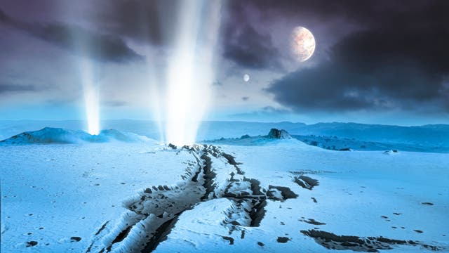 Eine künstlerische Darstellung einer eisigen Mondlandschaft mit Geysiren, die Wasserfontänen in den Weltraum schießen. Im Hintergrund sind zwei Himmelskörper sichtbar, die von Wolken umgeben sind. Die Oberfläche ist von Rissen durchzogen, die auf geologische Aktivität hinweisen. Die Szene vermittelt eine kalte, außerirdische Umgebung. 