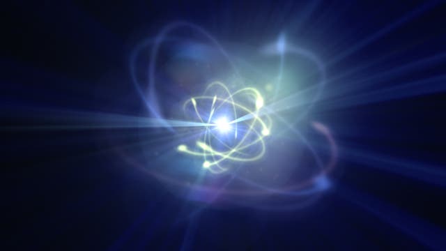 Ein abstrahiertes Atom vor dunklem Hintergrund sendet Strahlen aus seinem Kernbereich.