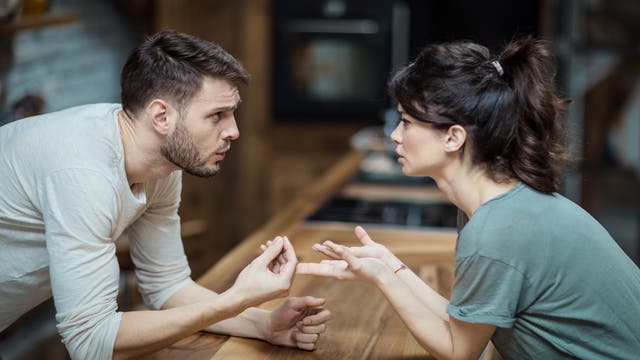 Mann und Frau streiten am Küchentisch