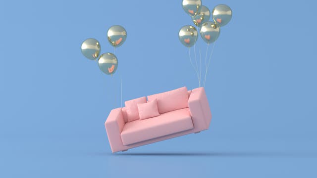 Ein Sofa, das an Ballons schief in der Luft hängt