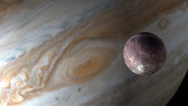 Das Bild zeigt eine Nahaufnahme des Planeten Jupiter mit seinem markanten Großen Roten Fleck, einem riesigen Sturm. Im Vordergrund ist einer von Jupiters Monden zu sehen, der eine unregelmäßige, kraterreiche Oberfläche aufweist. Der Hintergrund ist von der dunklen Weite des Weltraums umgeben. Das Bild veranschaulicht die dynamische Atmosphäre und die geologische Vielfalt des Jupitersystems.