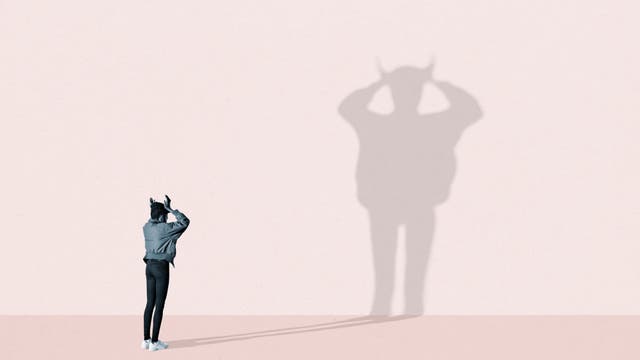 Eine Person steht vor einer hellen Wand und formt mit den Händen Hörner auf ihrem Kopf. Der Schatten an der Wand zeigt eine größere, dämonenähnliche Gestalt mit Hörnern. Die Szene spielt mit der Wahrnehmung und symbolisiert möglicherweise innere Konflikte oder Selbstwahrnehmung.